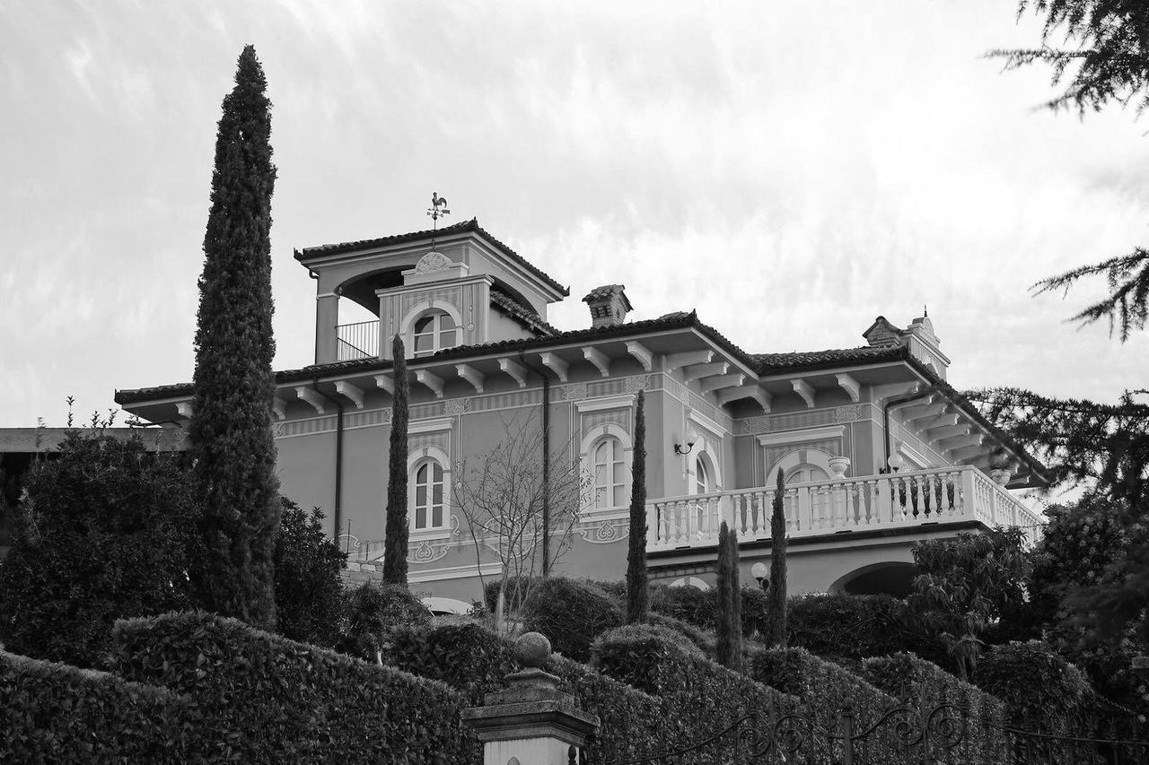 La Ribezza Boutique Hotel Monforte dʼAlba Esterno foto
